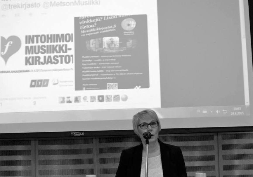 Pirkko Lindberg jakoi Suomen kirjastoseuran tunnustukset Kyösti Mäkelälle ja Heikki Poroilalle.