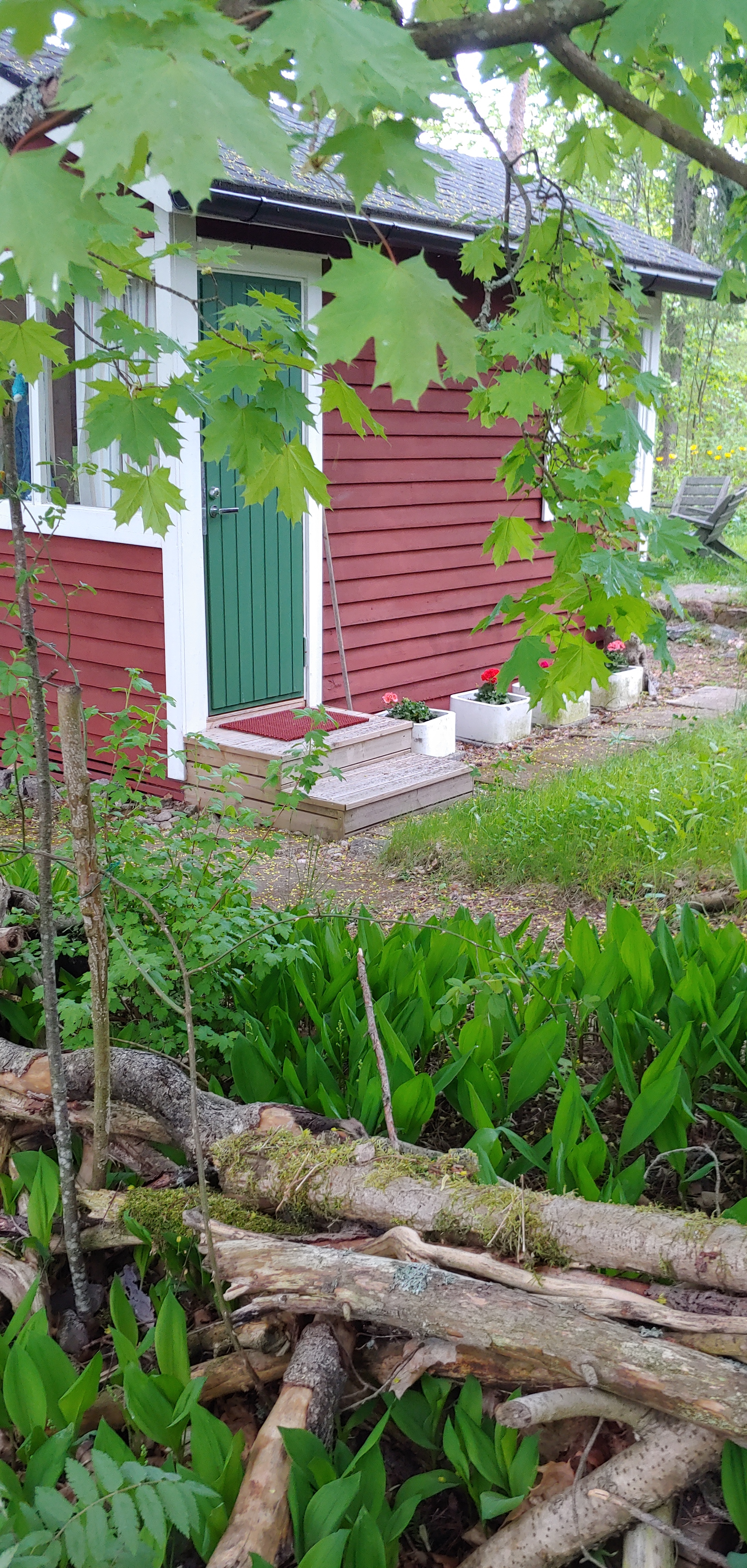 Pieni punainen mökki.