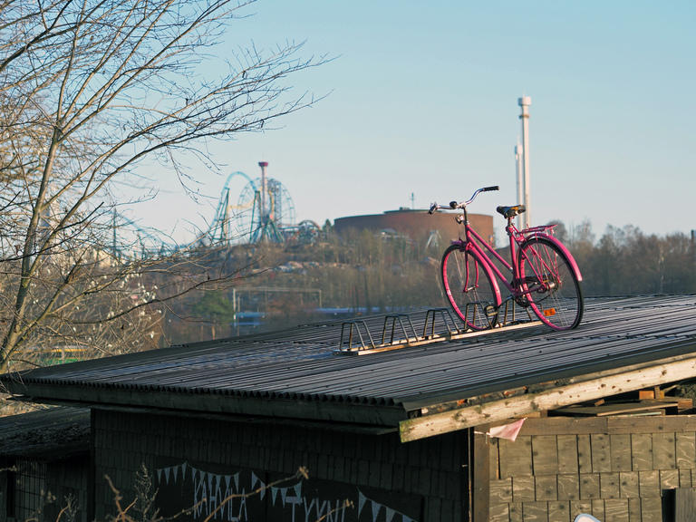 Polkupyörä vajan katolla