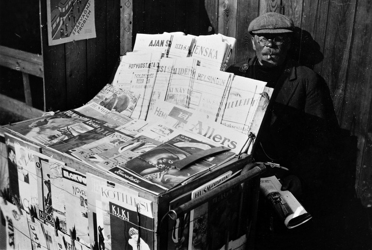 Sanomalehden myyjä 1930-luvulta