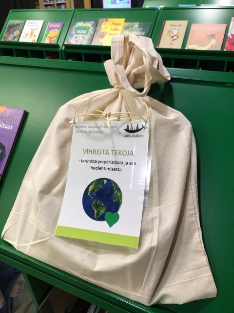 Kangaskasseja telineessä