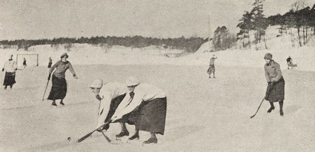 Naiset pelaavat jääpalloa 1916