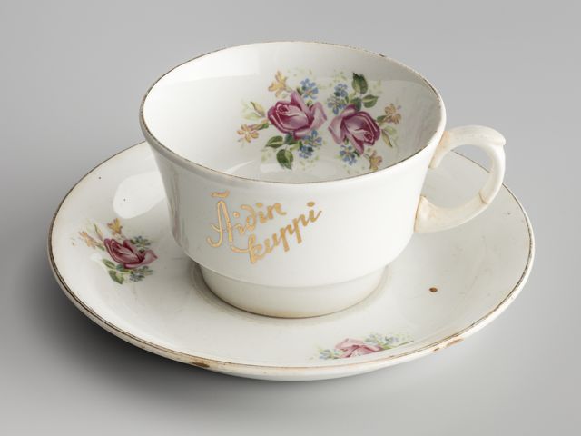 Kahvikuppi, kossa lukee äidin kuppi.