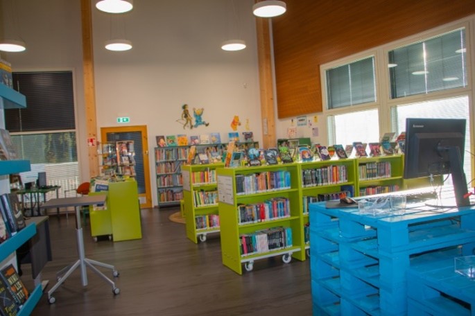 Aunelan kirjastossa vanhat kalusteet ovat saaneet uuden, värikkään maalipinnan tai verhoilun. Kuvat: Joel Karlsson 2022.