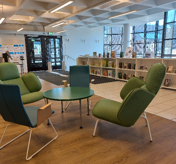 Aunelan kirjastossa vanhat kalusteet ovat saaneet uuden, värikkään maalipinnan tai verhoilun. Kuvat: Joel Karlsson 2022.