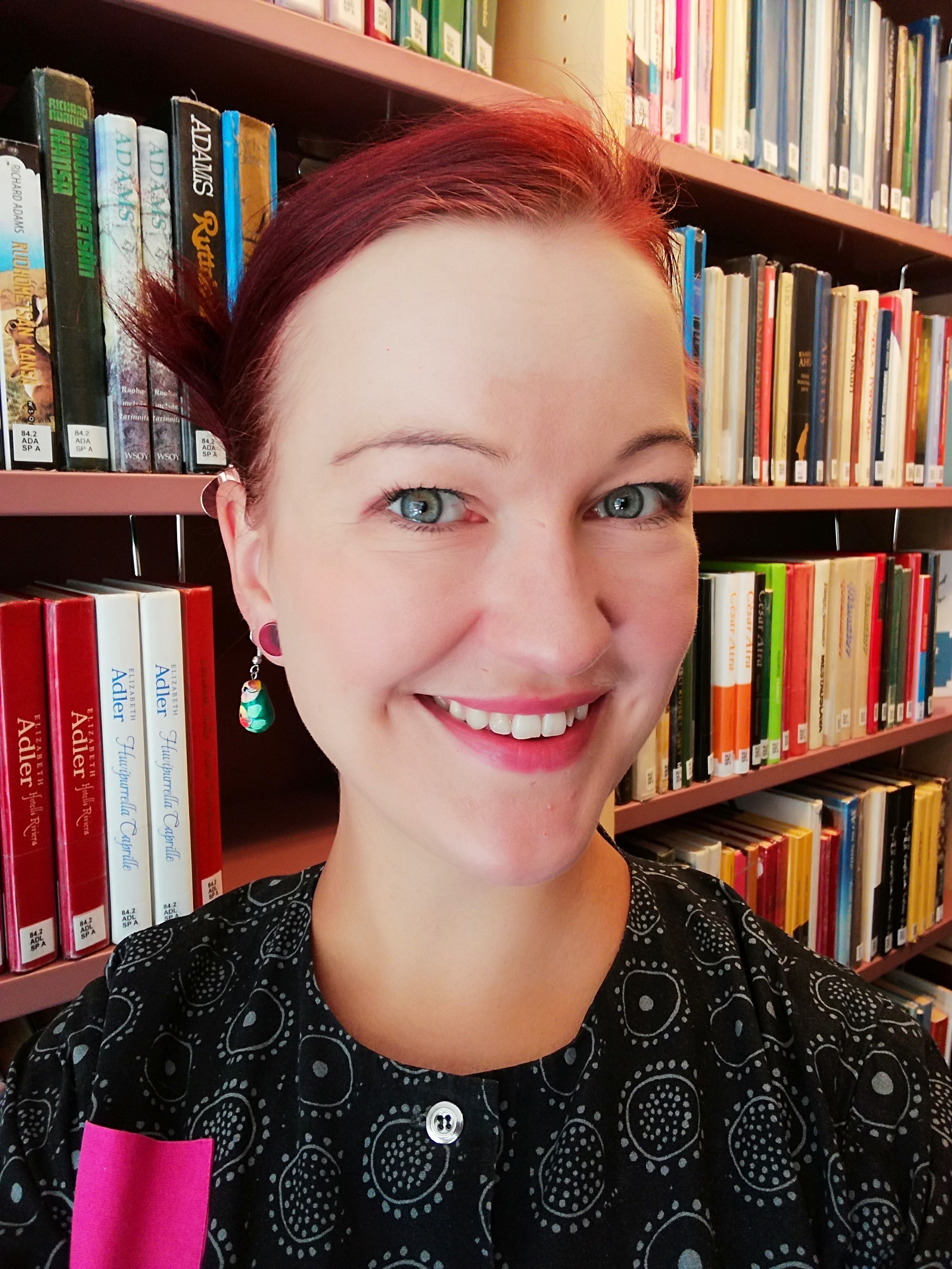 Kirjastonhoitaja Virpi Oksanen Salosta.