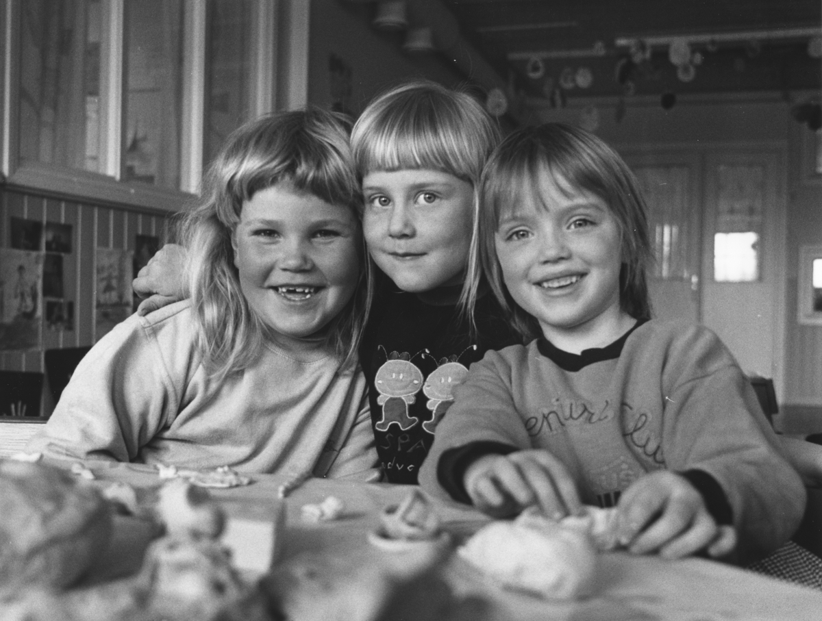 Tytöt dokumenttielokuvasta Pikku naisia