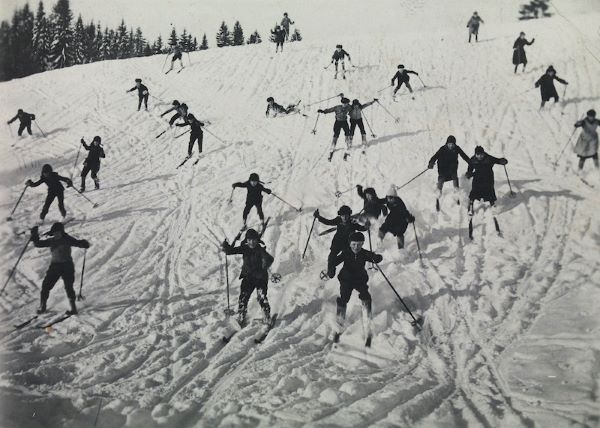 Nuijamaan kansakoulun oppilaita hiihtolomalla 1900-luvun alussa.