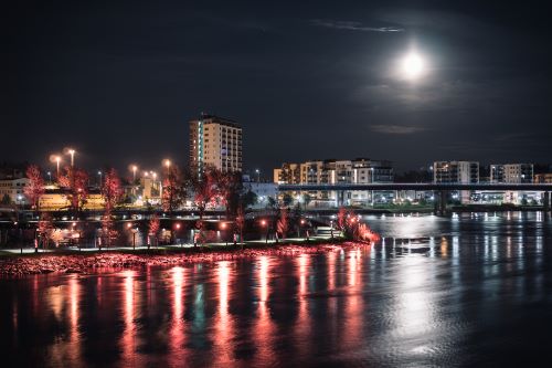 Valaistu kaupunkinäkymä